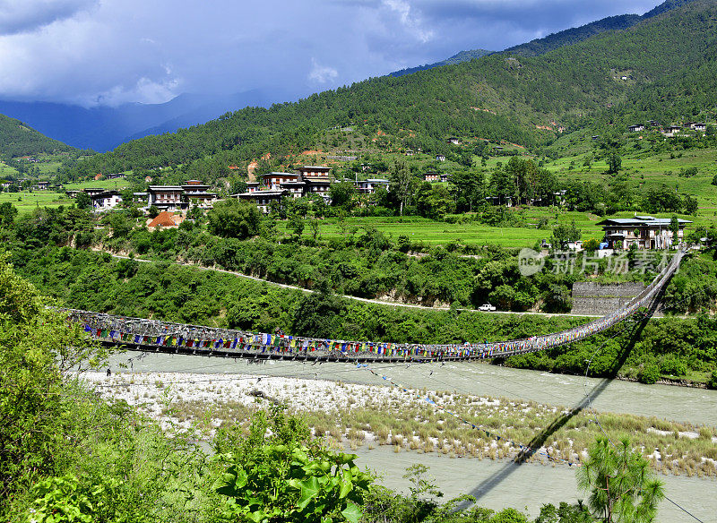 在不丹的Punakha，从西端看到Punakha吊桥和Pho Chhu河